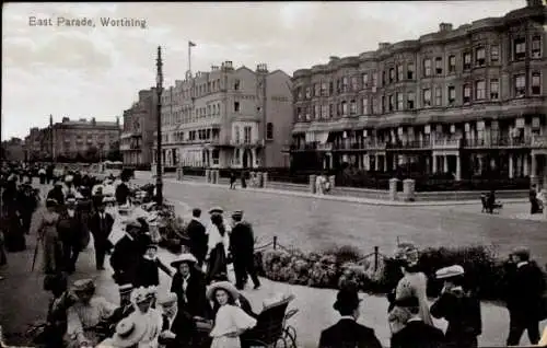 Ak Worthing West Sussex England, East Parade,  Hotel, Passanten, historische Architektur