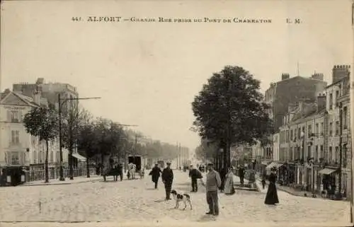 Ak Alfortville Val de Marne, Vorderseite: Straßenszene, Häuser, Bäume, Personen, Hund