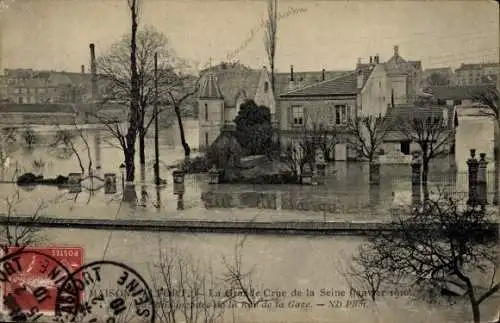 Ak Paris I Louvre, Überflutung 1910, Gebäude am Fluss, Bäume, historische Architektur, dunkle ...