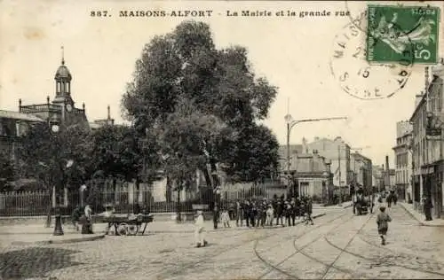 CPA Maisons Alfort Val de Marne, La Mairie et la grande rue