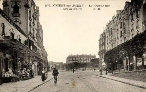 CPA Nogent-sur-Marne Val-de-Marne, La Grande Rue vers la Mairie