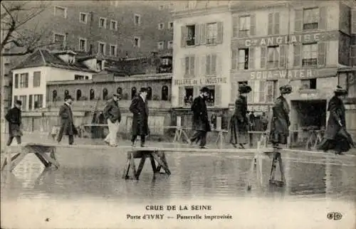 CPA Maisons Alfort Val de Marne, Crue de la Seine, Passerelle improvisée