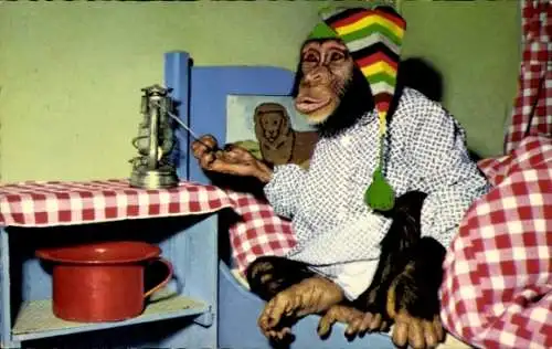 Ak Vermenschlichter Schimpanse im Bett, Nachthemd, Schlafmütze, Nachttopf