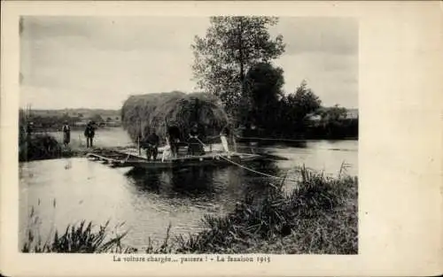 CPA La voiture chargée, passera, La fenaison 1915