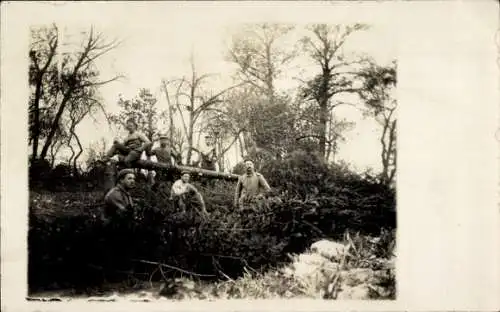 Foto Ak Deutsche Soldaten in Uniformen im Gelände