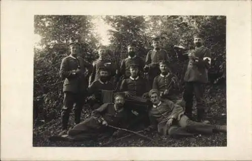 Foto Ak Deutsche Soldaten in Uniformen, Sanitäter
