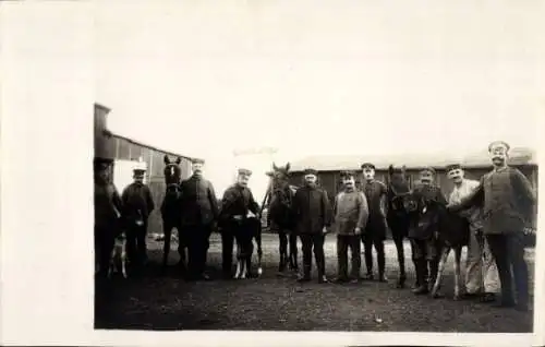 Foto Ak Deutsche Soldaten in Uniformen mit Pferden