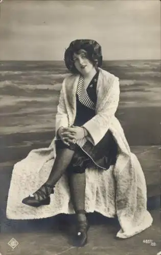 Foto Ak Frau am Strand, See, Bademode, Handtuch
