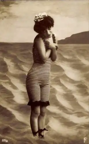 Ak Frau in gestreiftem Badeanzug, Porträt