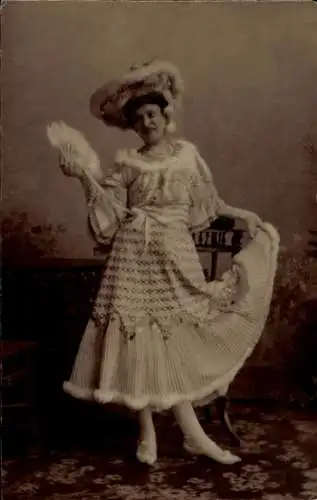 Foto Ak Frau in weißem Kleid, Hut, Fächer, Porträt