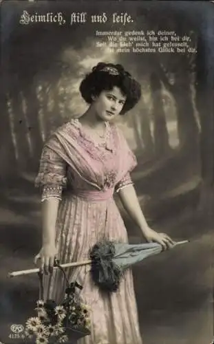 Ak Frau mit Sonnenschirm, Blumenkorb, Heimlich, still und leise