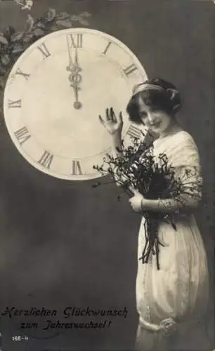 Ak Glückwunsch Neujahr, Frau, Mistelzweige, Stechpalme, Uhr