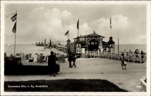 Ak Ostseebad Binz auf Rügen, Seebrücke, Personen, Flaggen, Schiff