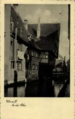 Ak Ulm an der Donau, zeigt ein Haus mit Giebeldach, das direkt an einem Fluss steht. Im Hinter...