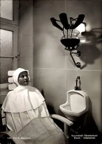 Ak Bad Reichenhall in Oberbayern, Aufnahme zeigt eine Frau in einem Raum mit einem großen Fens...