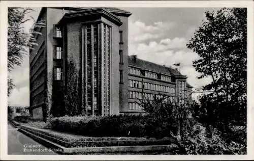 Ak Gliwice Gleiwitz Oberschlesien, Eichendorff-Schule, großes Schulgebäude, Wolken, Bäume