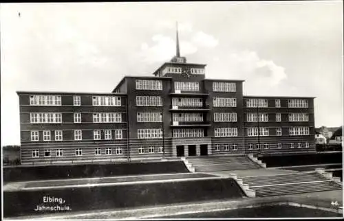 Ak Elbląg Elbing Westpreußen, Jahnschule, große mehrstöckige Schule, Treppenanlagen, Wolken