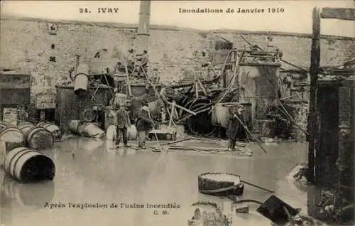 Ak Ivry Val-de-Marne, Hochwasser 1910, nach der Explosion der brennenden Fabrik