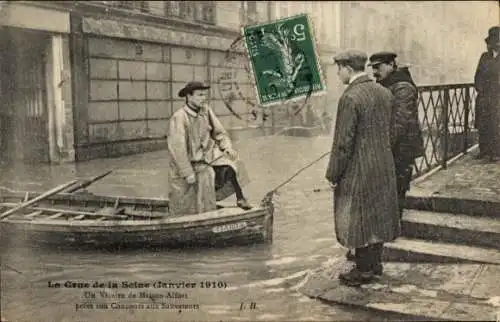 CPA Maisons Alfort Val de Marne, Inondations 1910, Un Vicaire de Maison-Alfort prére son Concours