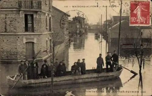 Ak Maisons Alfort Val de Marne, überschwemmte Straßen, Menschen im Rettungsboot