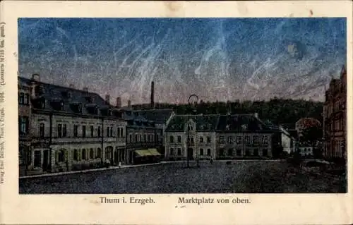 Ak Thum im Erzgebirge Sachsen, Marktplatz von oben, historische Gebäude, Abenddämmerung