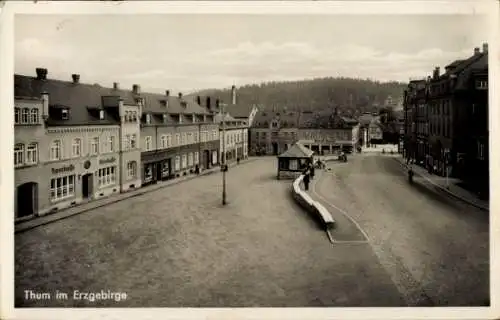 Ak Thum im Erzgebirge Sachsen, Stadtansicht, Häuserzeile, Kreuzung, historische Architektur