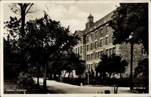 Ak Geseke in Westfalen, Gebäude des Lyzeums, Bäume, Straße