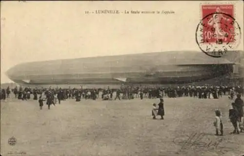 Ak Zeppelin Luftschiff LZ 16 auf dem Flugfeld von Luneville, von der Menschenmenge umringt