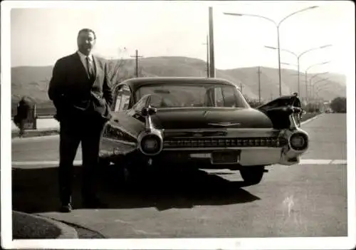 Foto Ak Auto, Cadillac, Sedan, Mann in Anzug