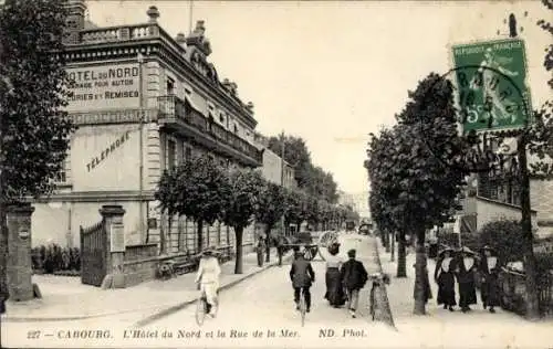 CPA Cabourg Calvados, Hôtel du Nord, la Rue de la Mer