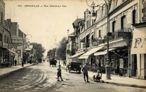 Ak Deauville Calvados, Straße Rue Désiré-Le Hoc, historische Gebäude, Fahrzeuge, Menschen