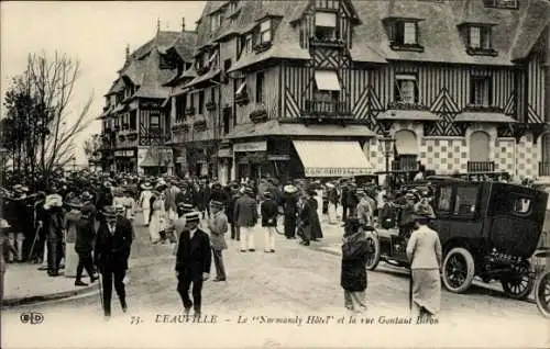 Ak Deauville Calvados, Belebte Straßenszene, Normandy Hôtel, historische Autos und Menschenmenge