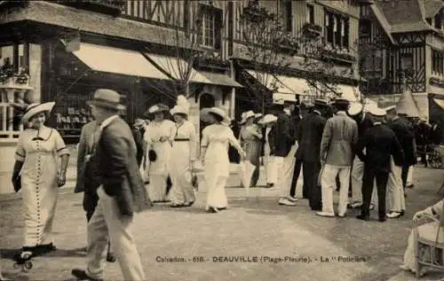 Ak Deauville Calvados, Belebte Straße, Frauen mit Hüten, Männer im Anzug, historische Architektur
