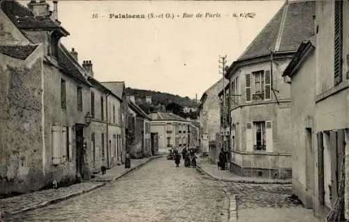 Ak Palaiseau Essonne, Rue de Paris, gepflasterte Straße, mehrgeschossige Gebäude, Menschen