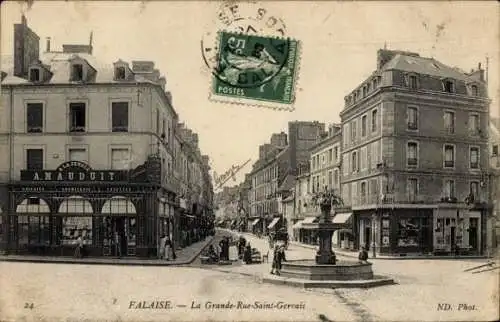 Ak Falaise Calvados,  La Grande-Rue-Saint-Gervais, Brunnen, historische Gebäude, Poststempel