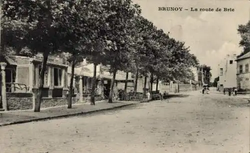 Ak Brunoy Essonne, Straße mit Bäumen, Radfahrer, Gebäude, beschriftet