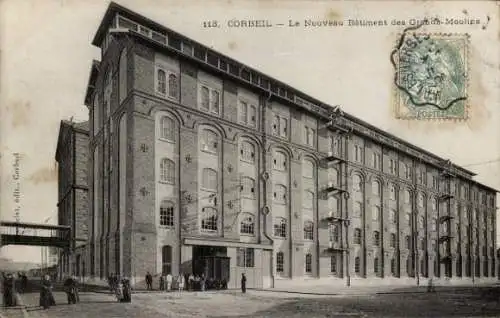 Ak Corbeil Essonne, Neues Gebäude der Grand-Moulins, alte Architektur, Personen auf der Straße