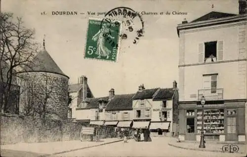 Ak Dourdan Essonne, Vorderseite zeigt  Blick auf Markt, Gebäude, historische Architektur