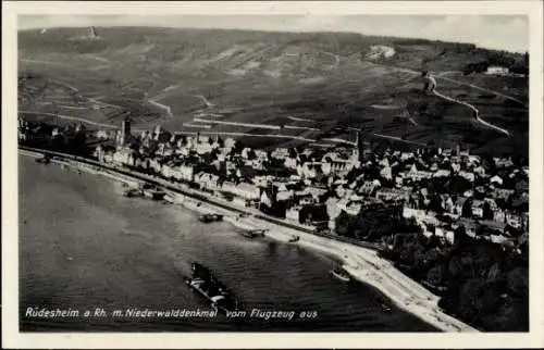 Ak Rüdesheim am Rhein, Stadtansicht mit Rhein, Niederwalddenkmal, Fliegeraufnahme