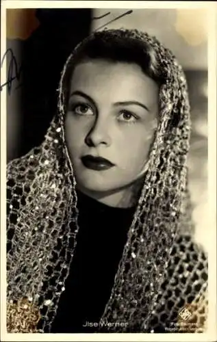 Ak Schauspielerin Ilse Werner, Portrait mit Kopftuch