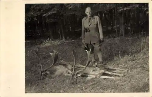 Foto Ak Jagd, Jäger mit erlegten Hirschen