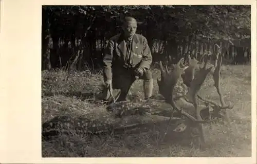 Foto Ak Jagdmotiv, Jäger mit erlegten Hirschen