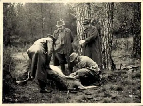 Foto Jagd, Jäger mit einem erlegten Hirsch