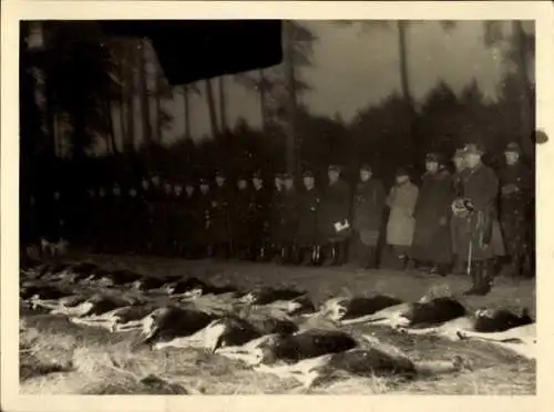 Foto Jagd, Jäger mit erlegten Tieren