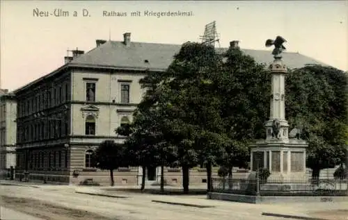 Ak Neu Ulm in Schwaben, Rathaus und Kriegerdenkmal