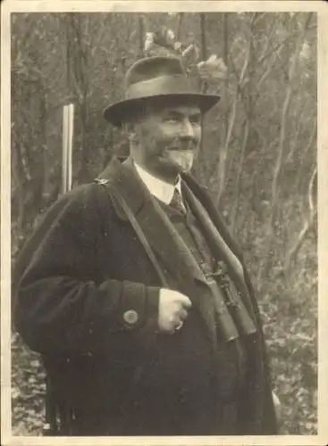 Foto Ak Jäger mit Gewehr und Fernglas, Portrait