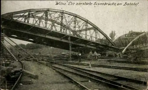 Ak Vilnius Wilna Litauen, zerstörte Eisenbrücke am Bahnhof