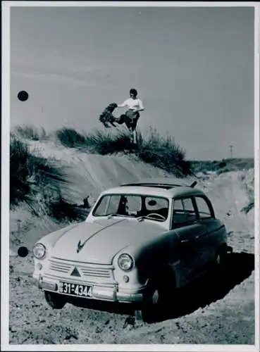 Foto Auto, Kennzeichen 31 4344, Frau am Strand, Dünen