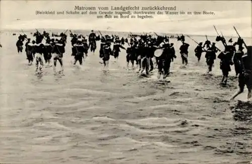 Ak Deutsche Matrosen vom Landgefecht zurückkehrend, Beinkleid und Schuhe auf dem Gewehr tragend