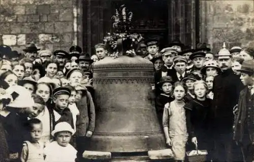 Foto Ak Ulm an der Donau, Menschen an der Glocke